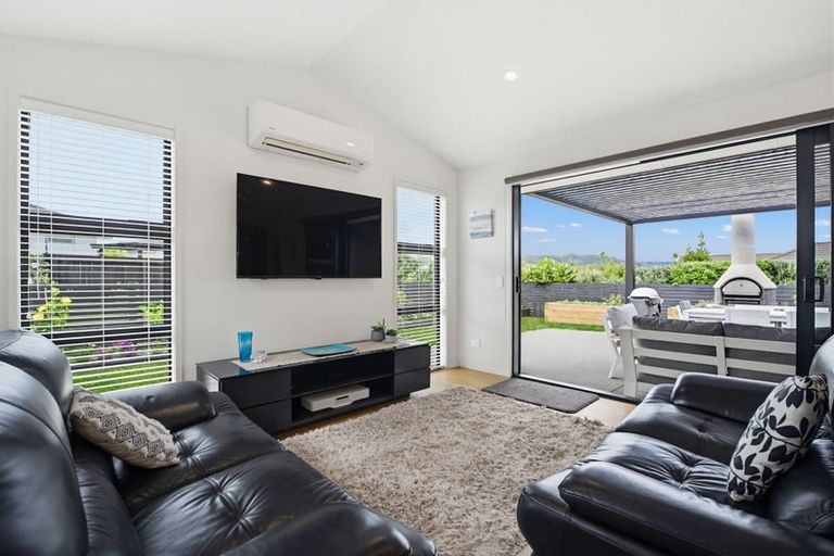 Photo of property in 10 Topping Place, Whitianga, 3510