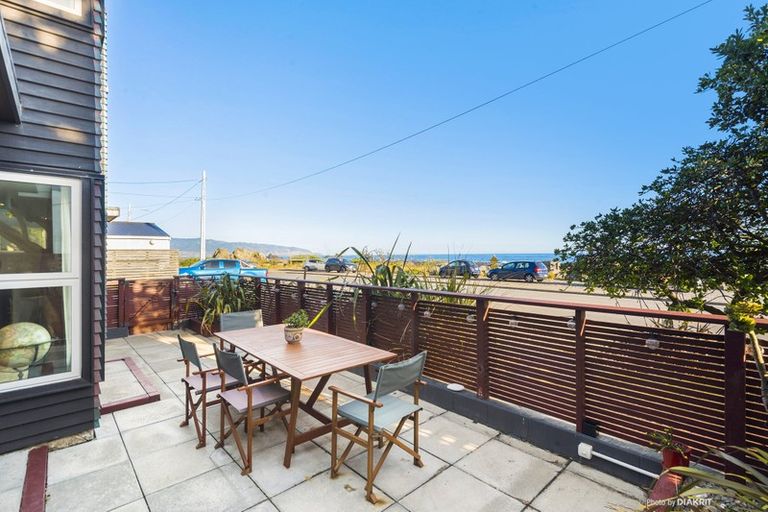 Photo of property in 394 The Esplanade, Island Bay, Wellington, 6023