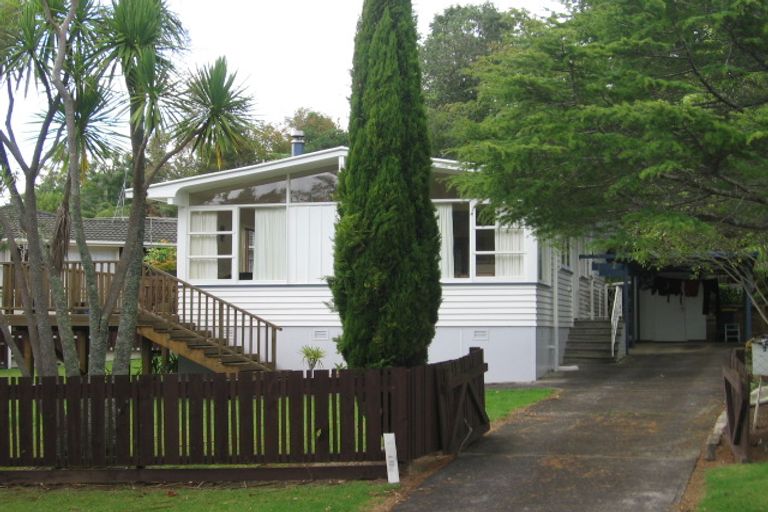 Photo of property in 2 Staincross Street, Green Bay, Auckland, 0604