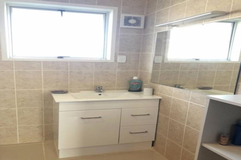 Photo of property in 13 Seakens Way, Glen Eden, Auckland, 0602