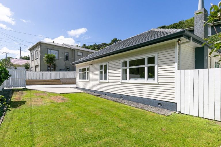 Photo of property in 121 Severn Street, Island Bay, Wellington, 6023