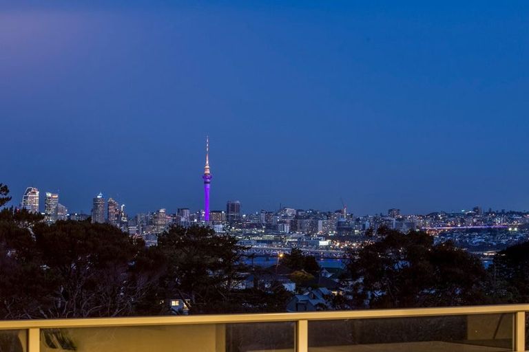 Photo of property in 8c Huka Road, Birkenhead, Auckland, 0626