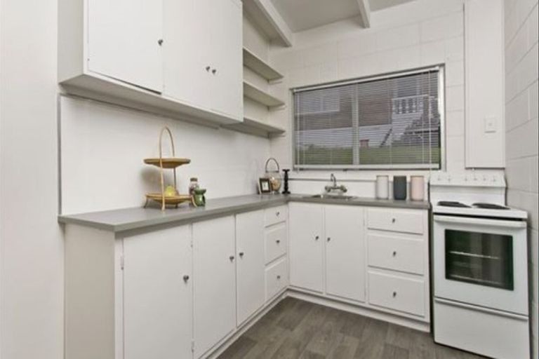 Photo of property in 2 Anne Road, Hillcrest, Auckland, 0627