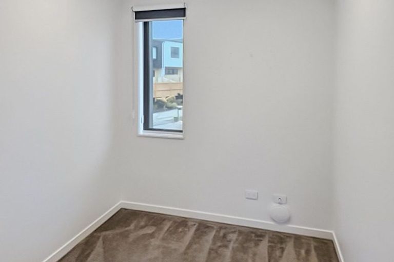 Photo of property in 10 Kuaha Road, Massey, Auckland, 0614