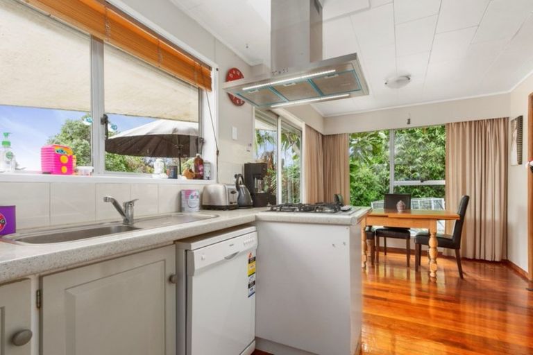 Photo of property in 2 Pipitea Place, Massey, Auckland, 0614