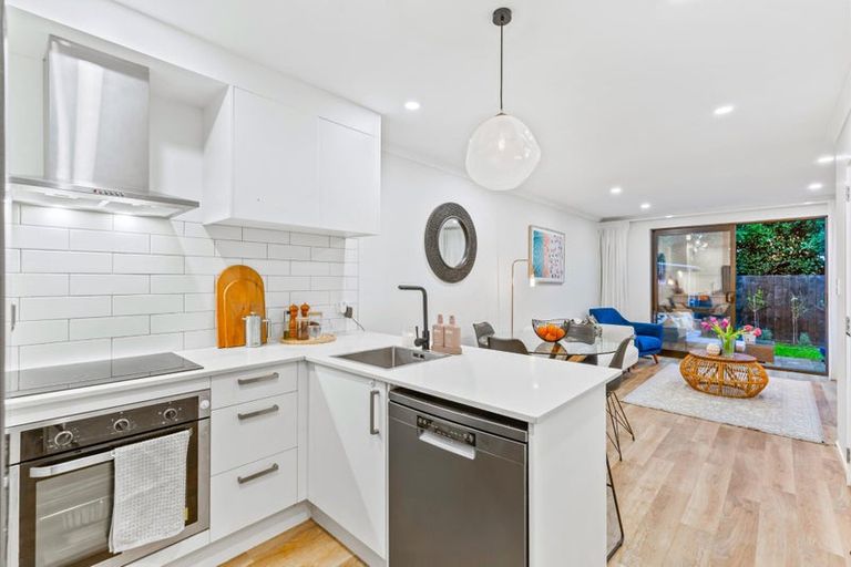 Photo of property in 32 Wharara Lane, Massey, Auckland, 0614