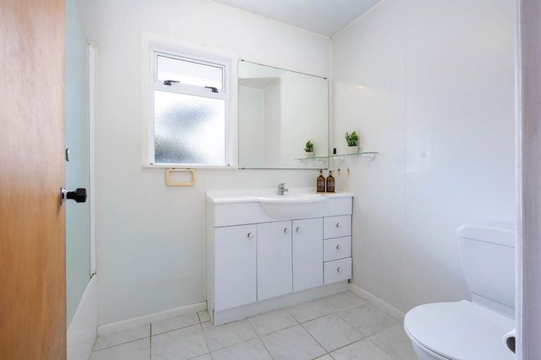 Photo of property in 78 Divich Avenue, Te Atatu South, Auckland, 0610