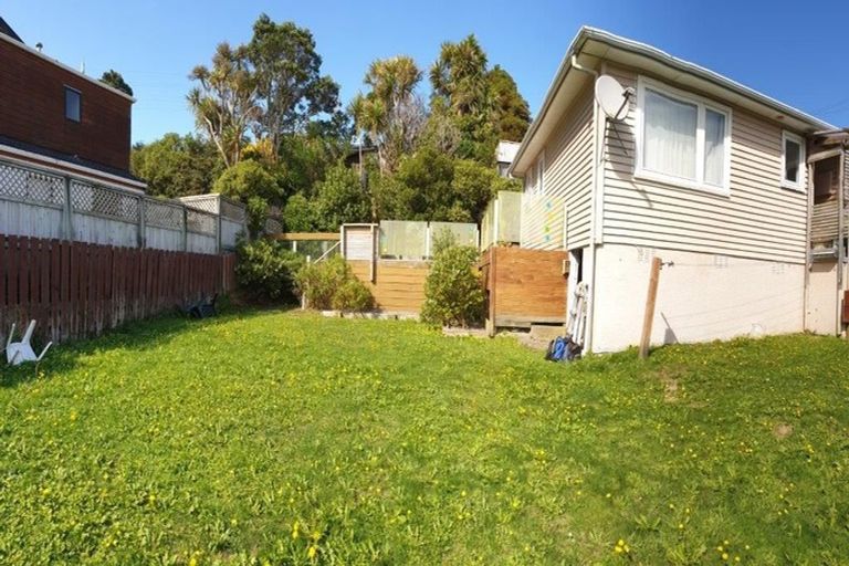 Photo of property in 43 Lyndfield Lane, Newlands, Wellington, 6037