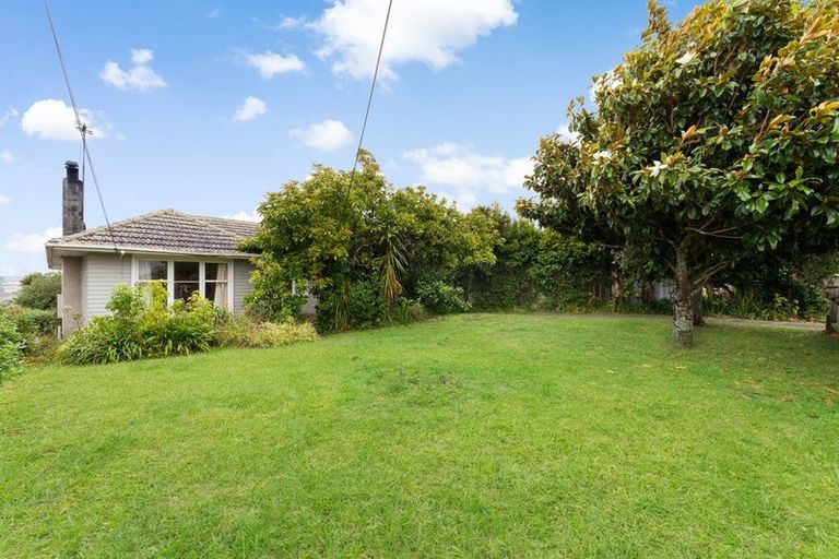 Photo of property in 17 Kirrie Avenue, Te Atatu South, Auckland, 0610