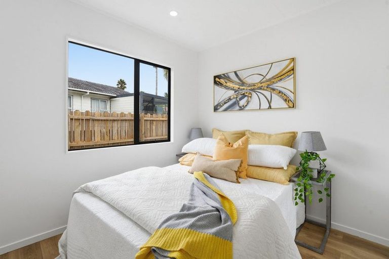 Photo of property in 2/68 Meadowood Drive, Unsworth Heights, Auckland, 0632