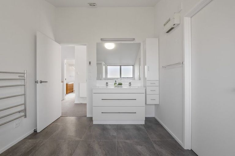 Photo of property in 64 Karina Road, Merrilands, New Plymouth, 4312