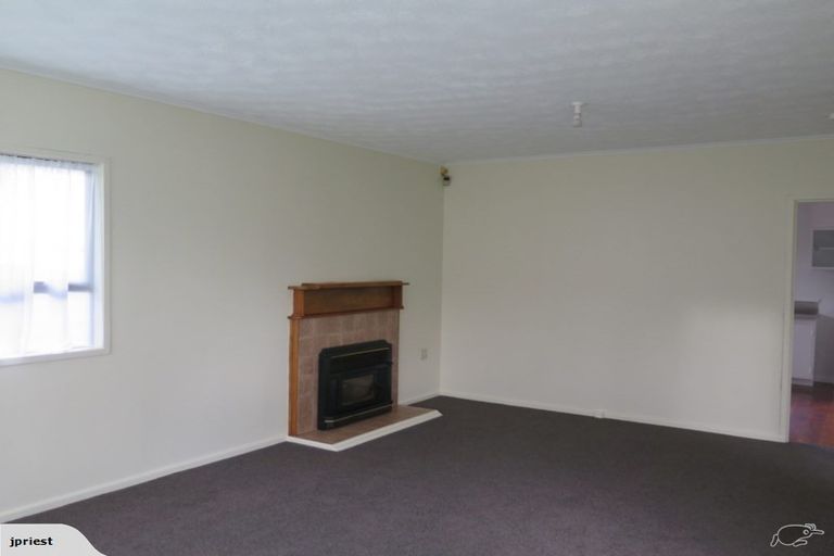 Photo of property in 14 Savoy Road, Glen Eden, Auckland, 0602