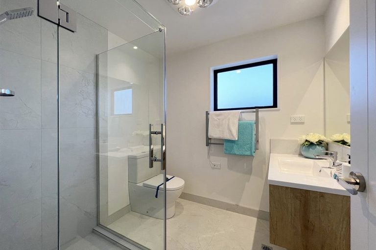 Photo of property in 1/17 Rewarewa Road, Te Atatu Peninsula, Auckland, 0610