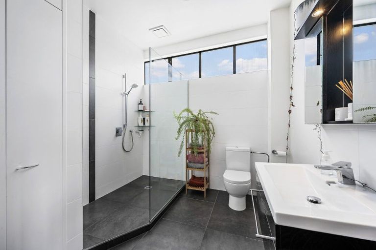 Photo of property in Endeavour Apartments, 11/125u Thorndon Quay, Pipitea, Wellington, 6011