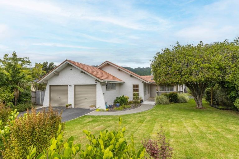 Photo of property in 3 Kanawa Street, Waikanae, 5036