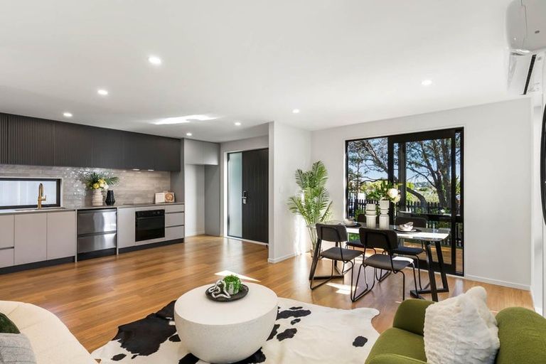 Photo of property in 21e Knights Road, Rothesay Bay, Auckland, 0630