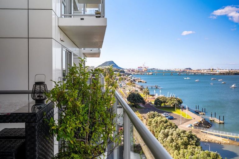 Photo of property in 72 Devonport Road, Tauranga, 3110