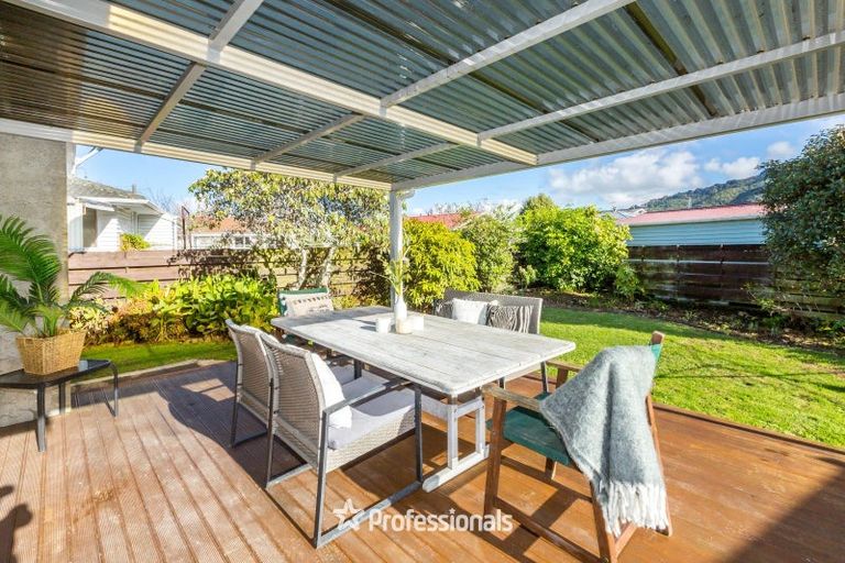 Photo of property in 5 Camden Road, Totara Park, Upper Hutt, 5018