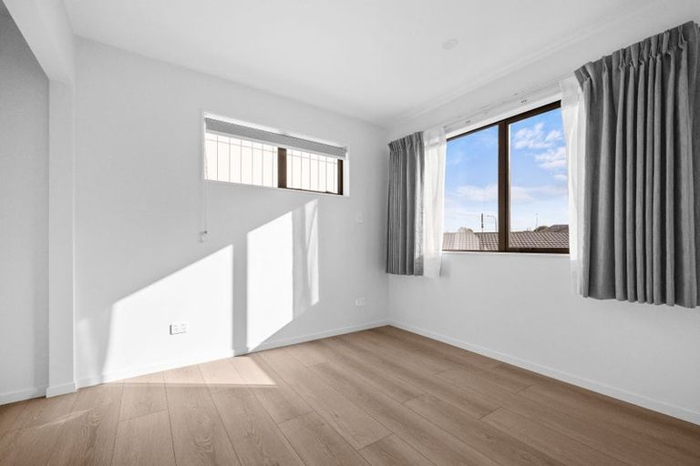 Photo of property in 16 Gossamer Drive, Pakuranga Heights, Auckland, 2010