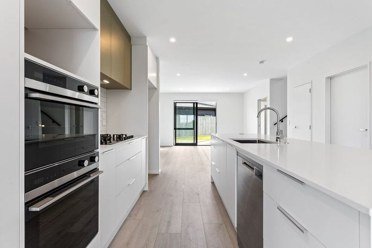 Photo of property in 31 Parkmore Drive, Rosehill, 2113