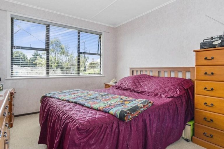 Photo of property in 24 School Road, Te Atatu South, Auckland, 0610