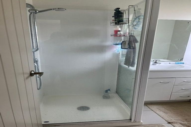 Photo of property in 2/23 Santiago Crescent, Unsworth Heights, Auckland, 0632