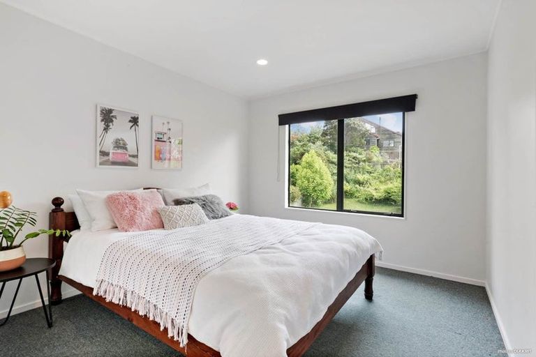 Photo of property in 6 Heatherleigh Rise, Northcross, Auckland, 0632