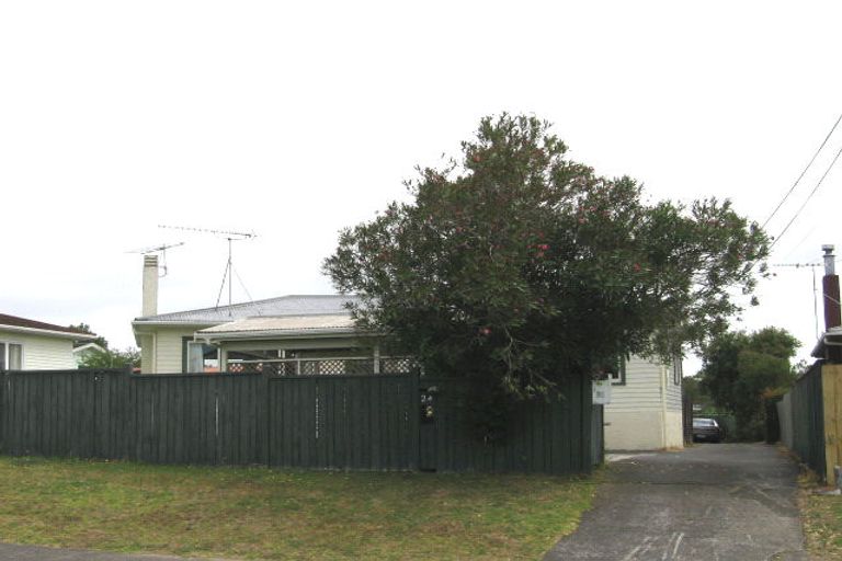 Photo of property in 2/24 Lancaster Road, Beach Haven, Auckland, 0626