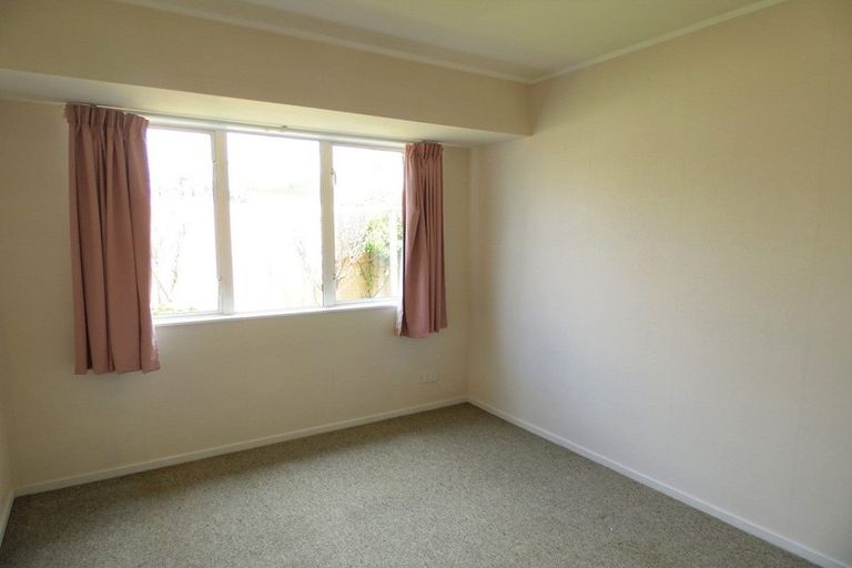 Photo of property in 72 Kingdale Road, Henderson, Auckland, 0610