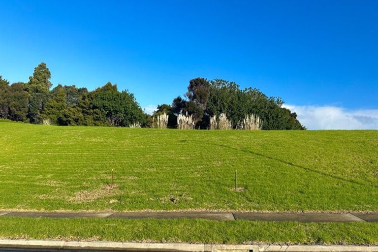 Photo of property in 12 Starlight Place, Langs Beach, 0582