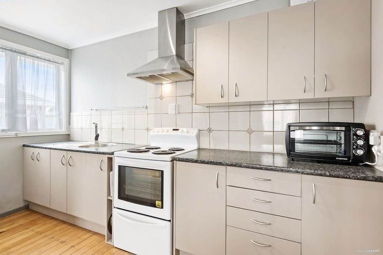 Photo of property in 2 Royal View Road, Te Atatu South, Auckland, 0610