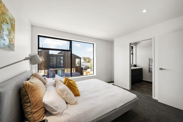 Photo of property in 96 Apu Crescent, Lyall Bay, Wellington, 6022