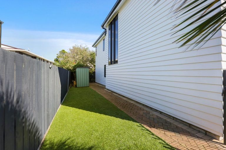 Photo of property in 2/30 Eastern Beach Road, Eastern Beach, Auckland, 2012