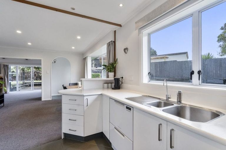 Photo of property in 10 Whitby Place, Westown, New Plymouth, 4310