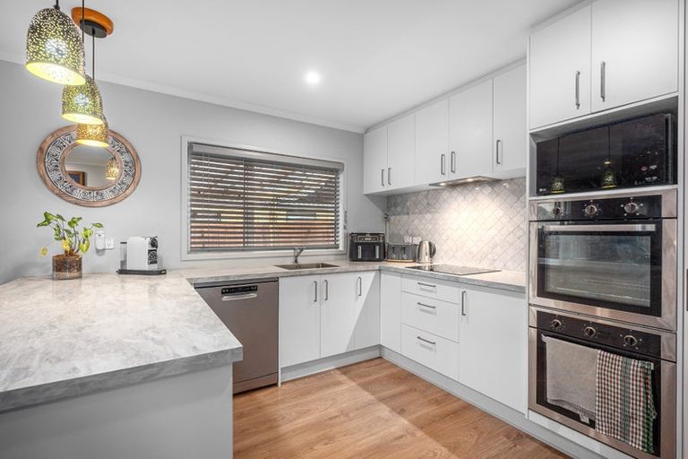 Photo of property in 5 Minerva Avenue, Helensville, 0800