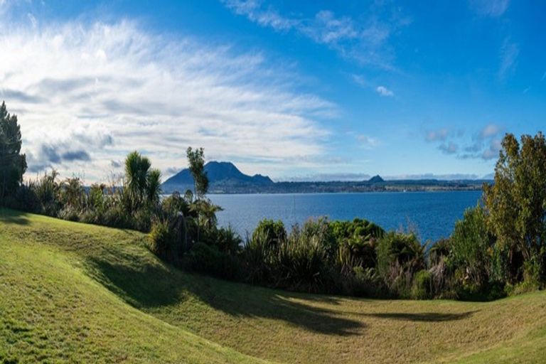 Photo of property in 19 Te Kopua Street, Acacia Bay, Taupo, 3330