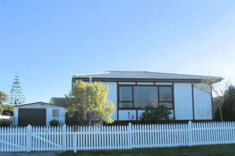Photo of property in 37 Olive Terrace, Paraparaumu Beach, Paraparaumu, 5032
