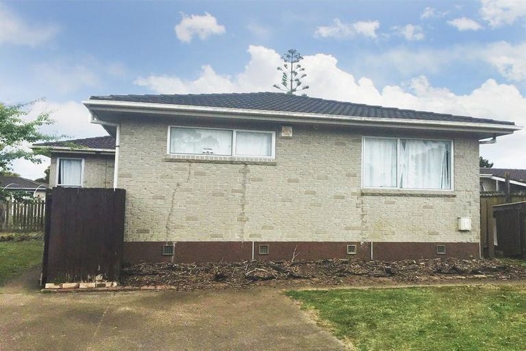 Photo of property in 402 Roscommon Road, Clendon Park, Auckland, 2103