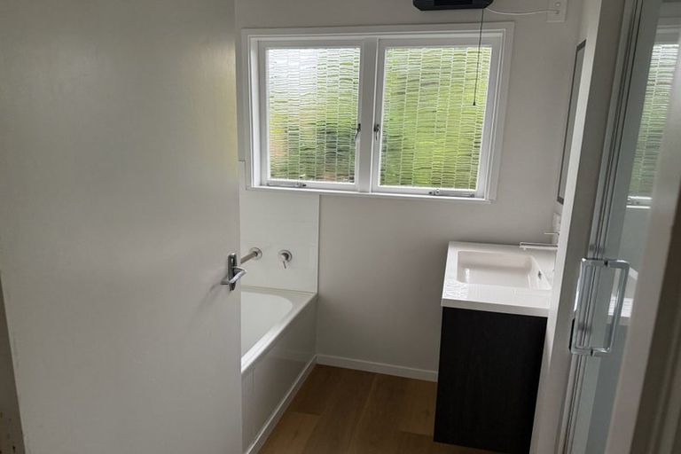Photo of property in 14 Raymond Terrace, Northcote, Auckland, 0627