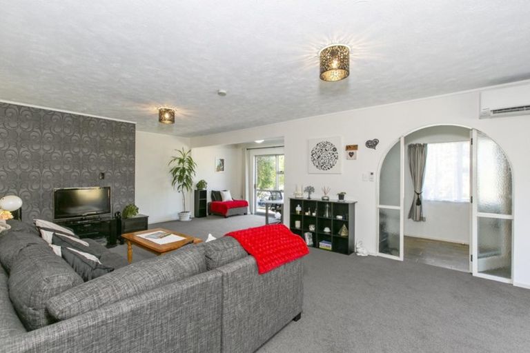 Photo of property in 104 Manhattan Heights, Glendene, Auckland, 0602