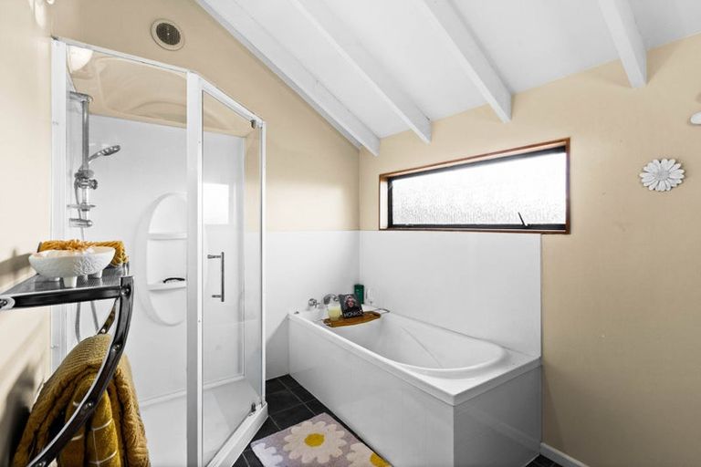 Photo of property in 16 Cormack Place, Greenmeadows, Napier, 4112