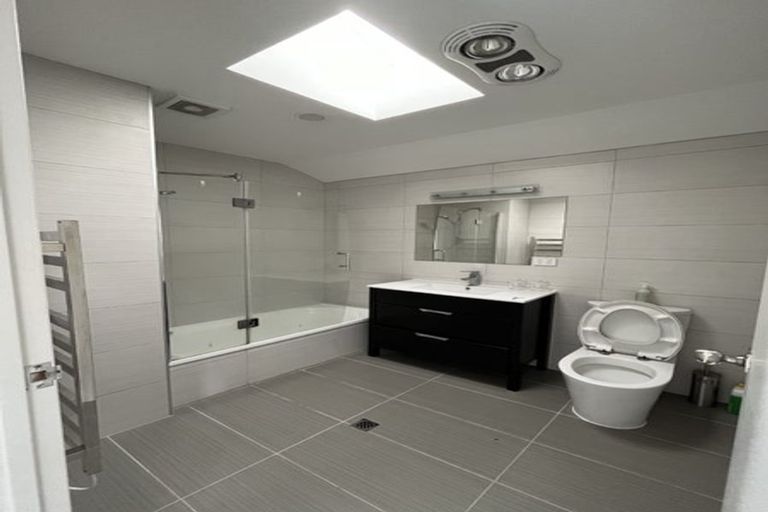 Photo of property in 4 Provence Esplanade, Te Atatu Peninsula, Auckland, 0610