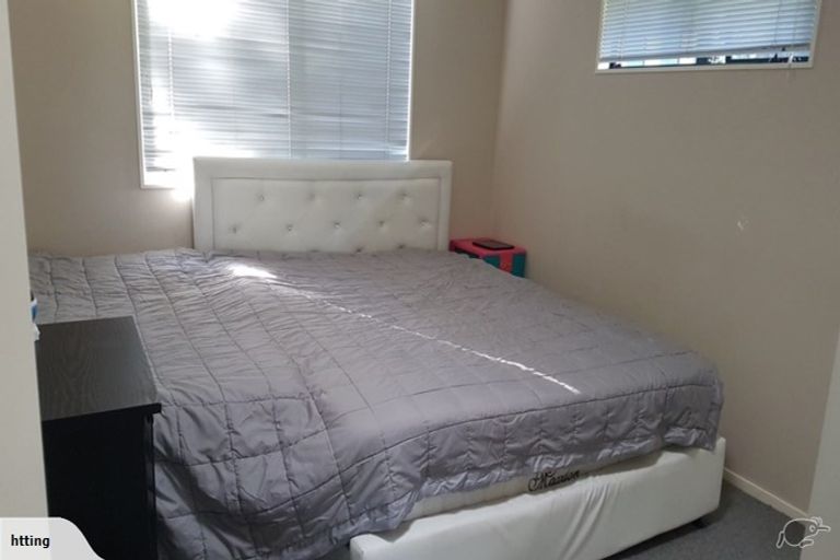 Photo of property in 18a Crompton Road, Massey, Auckland, 0614