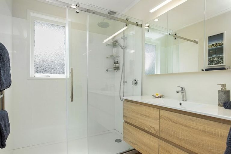 Photo of property in 15 Enderby Drive, Te Atatu Peninsula, Auckland, 0610