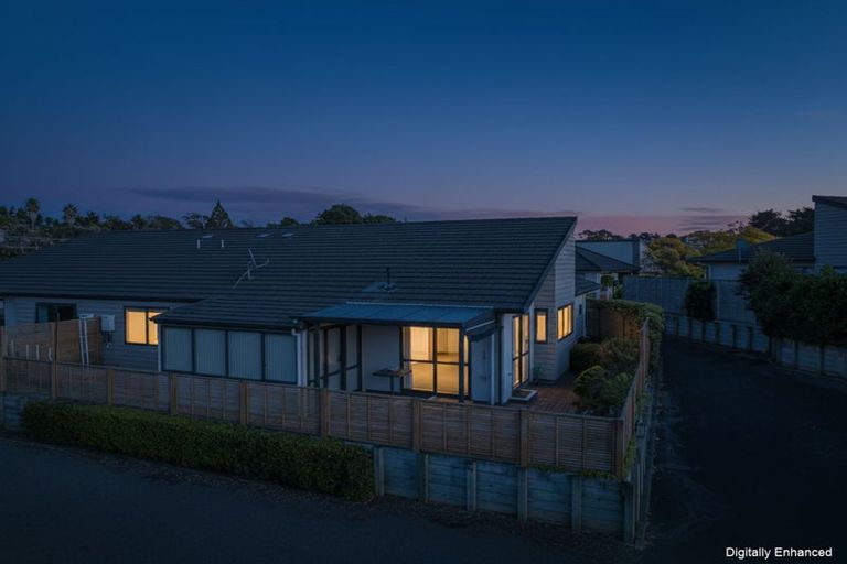 Photo of property in Caversham Park, 2/18 Caversham Road, Westmere, Whanganui, 4501