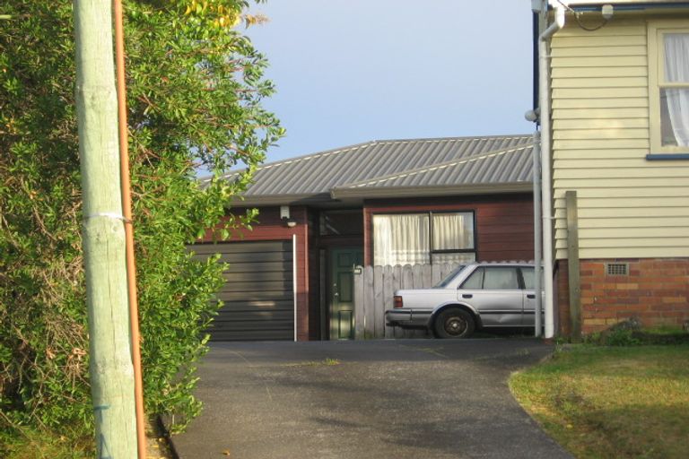 Photo of property in 2/4 Merton Avenue, Glenfield, Auckland, 0627