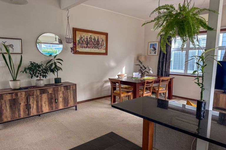 Photo of property in 121 Onepu Road, Lyall Bay, Wellington, 6022
