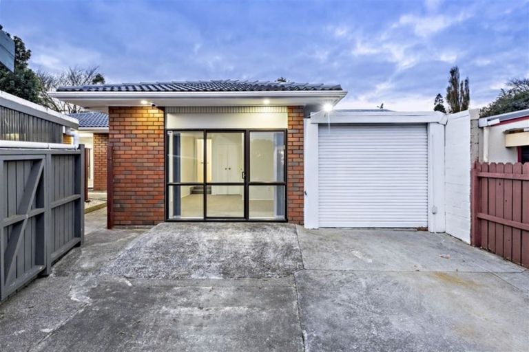 Photo of property in 2/16 Great South Road, Manurewa, Auckland, 2102