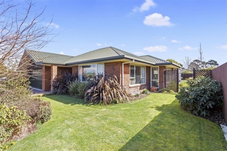 Photo of property in 17 Pearce Place, Kaiapoi, 7630