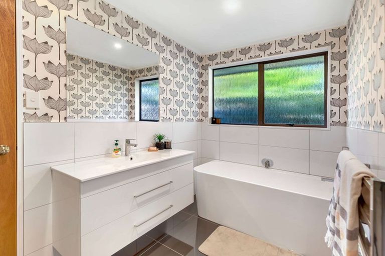 Photo of property in 18 Truscott Grove, Awapuni, Palmerston North, 4412